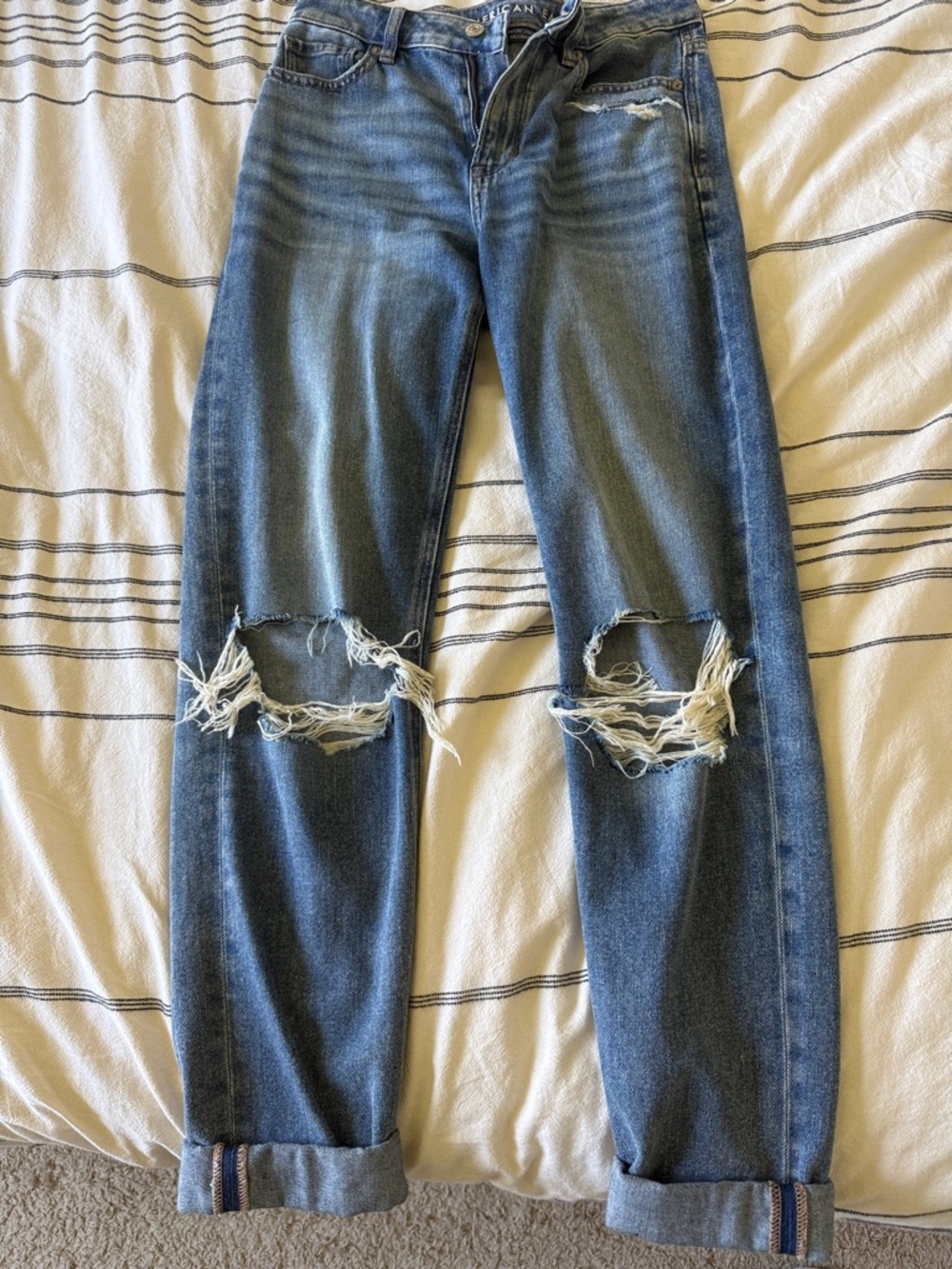 American Eagle Ripped Mom Jean Medium Wash Size 0 Long